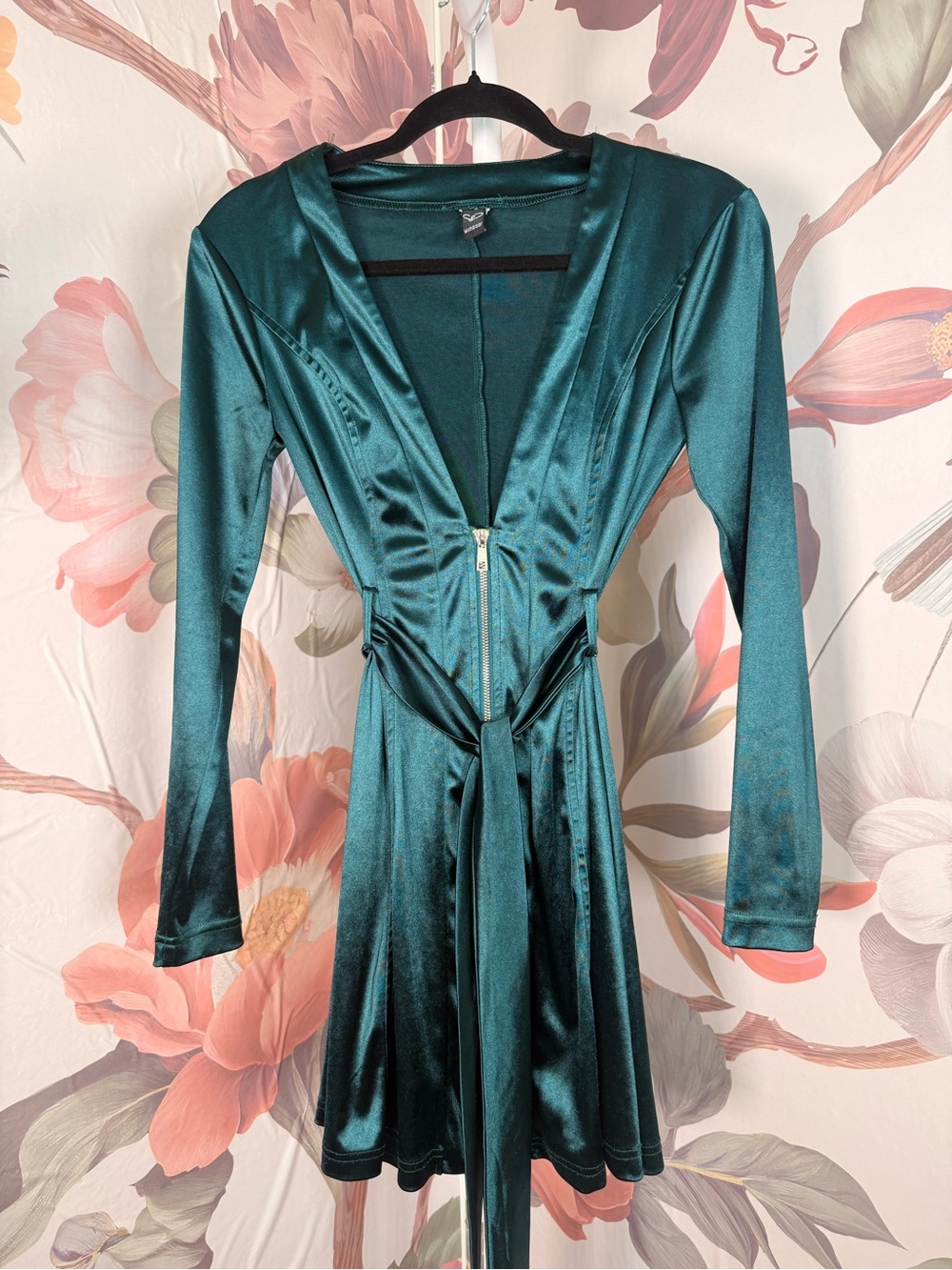Deep V-Neck Long Sleeve Emerald Green Satin Dress with Zipper and Waist Tie - S